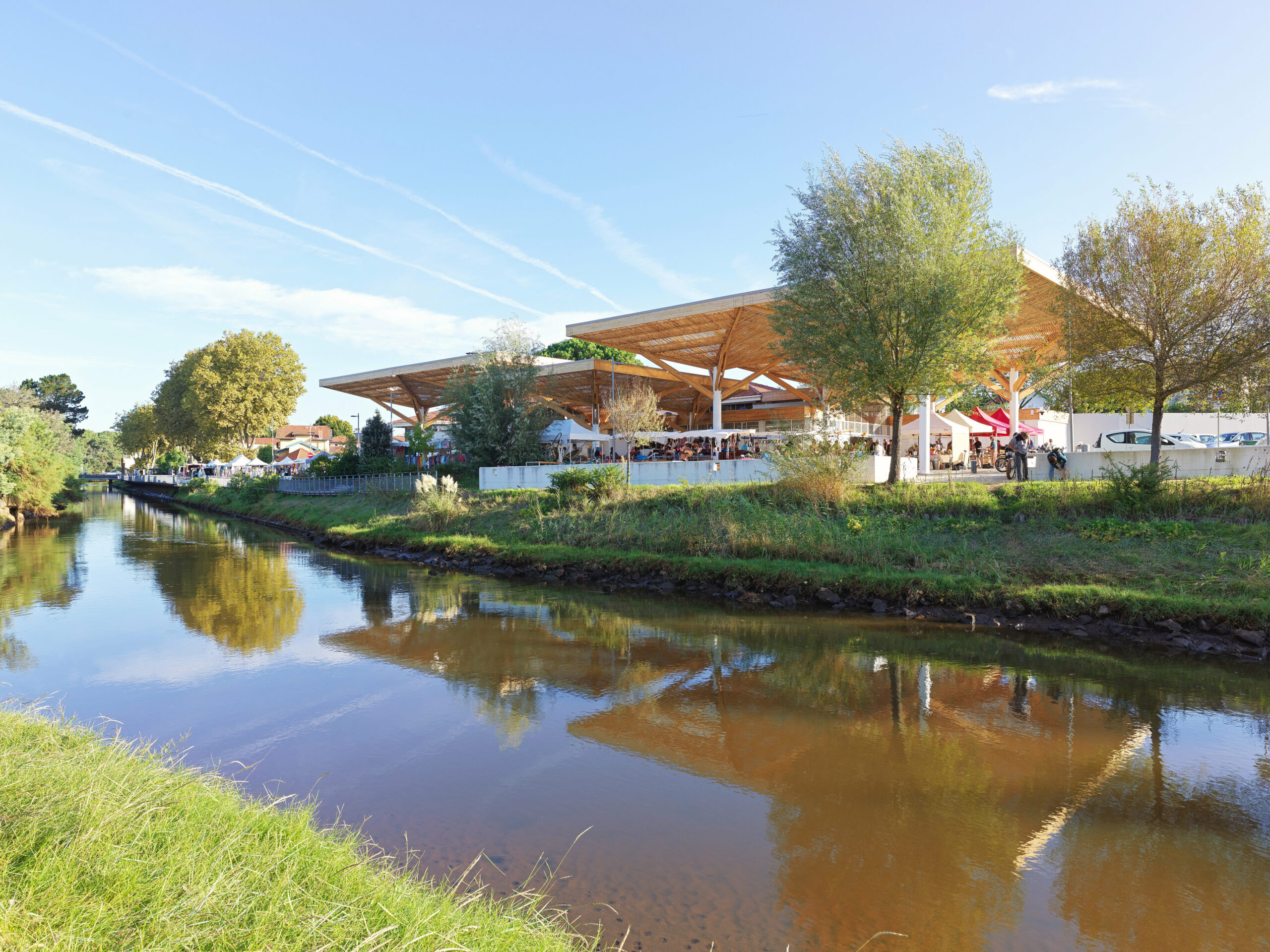 Désimperméabilisation des sols : un véritable îlot de fraîcheur, assurant l'infiltration gravitaire des eaux pluviales. / Mathieu Choiselat Photographie – GUIRAUD-MANENC Architecture – Marché Capbreton, 2025.