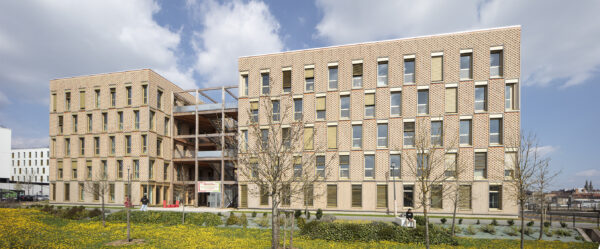 L’oustaL est un bâtiment scindé en deux volumes reliés par une faille habitée / Edouard Decam - CoCo architecture et Scapa architectes - L'oustaL, Périgueux, 2025