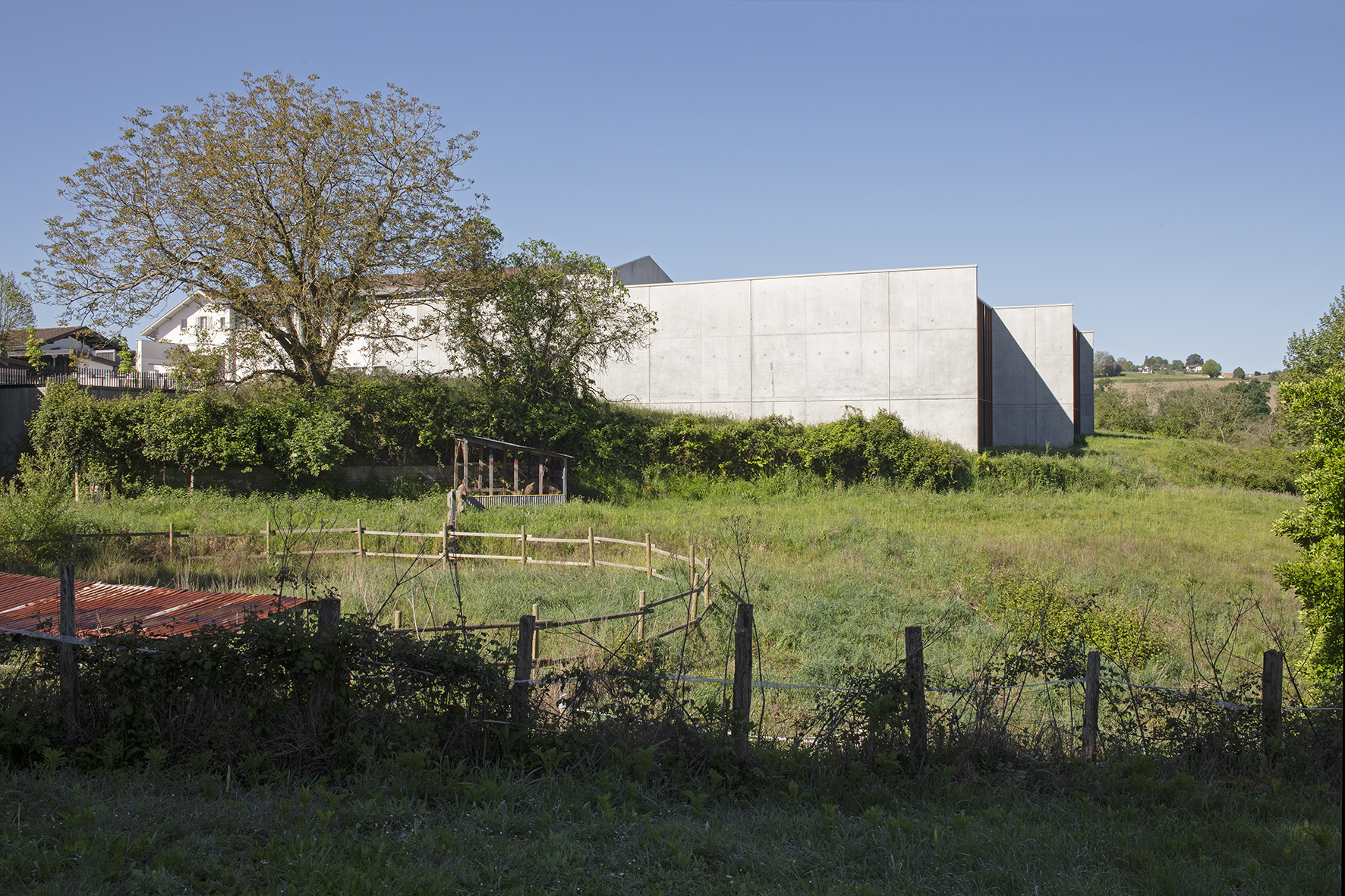 La nouvelle cuisine et son restaurant s’intègrent en pente douce dans leur environnement / © Agnès Clotis - MOON SAFARI - Cuisine centrale Bidache - 2024