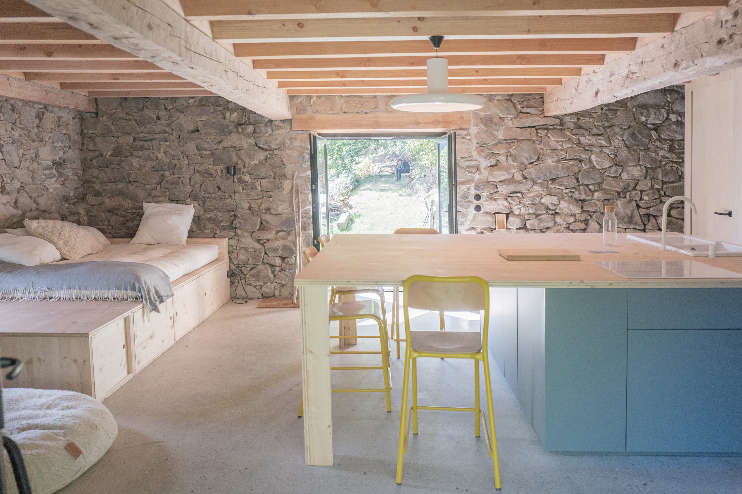 Table 2 / Photographe : Nicolas Fontas - Architecte : Emmanuelle Lesgourgues - Nom du projet :Aubise, Borce, 2025