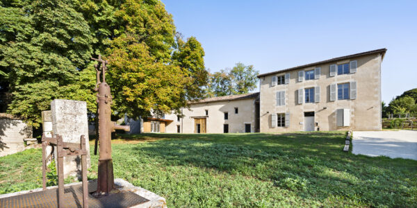 Un ensemble rural réhabilité en logements et espaces de travail partagés / Julia Hasse – Atelier du Trait - Création de studios meublés et espaces de co-working / réunion, Saint-Pierre d’Exideuil, 2024