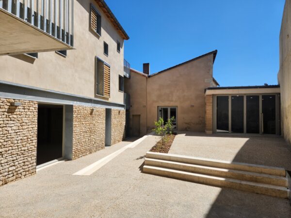 Logements et commerce retrouvent la lumière, IPN de réemploi / Atelier du Trait – Atelier du Trait – Îlot Cail, Chef-Boutonne, 2025