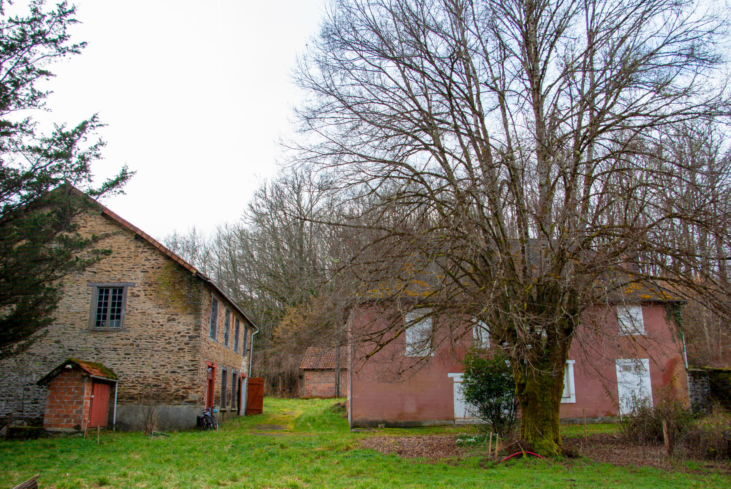 Vue de la Maison Rose et de la Filature / Jeanne Garcia - Réhabiliter un site rural en Limousin Tourisme durable, paysage et architecture vernaculaire à Saint-Éloy-les-Tuileries, Saint-Eloy-les-Tuileries, Février 2025