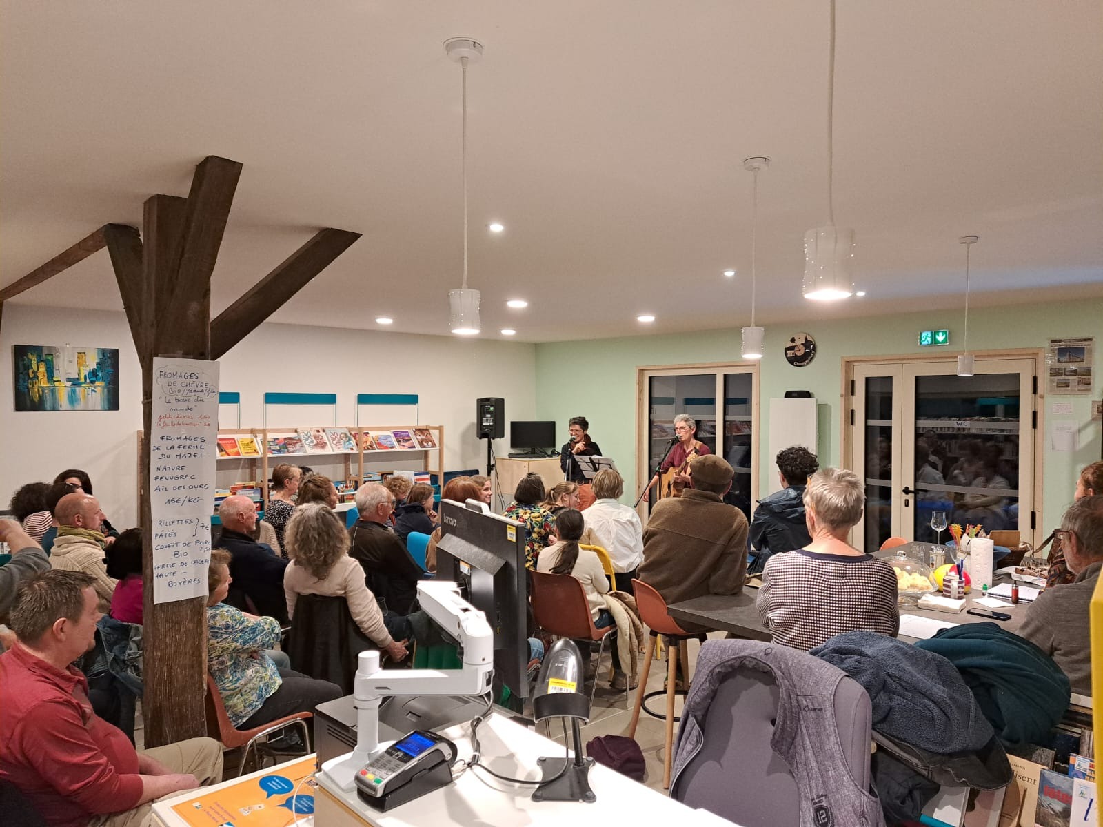 Concert dans l'espace bibliothèque / Association VRAC