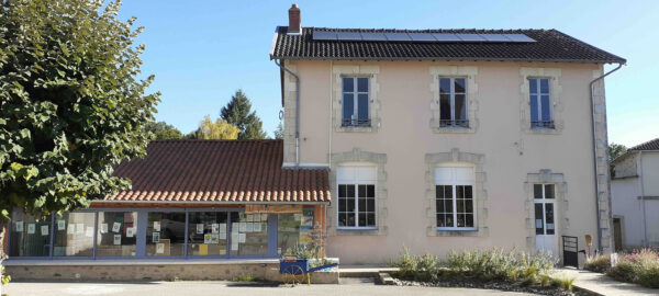 Façade principale depuis la place / Béatrice FOURNET-REYMOND