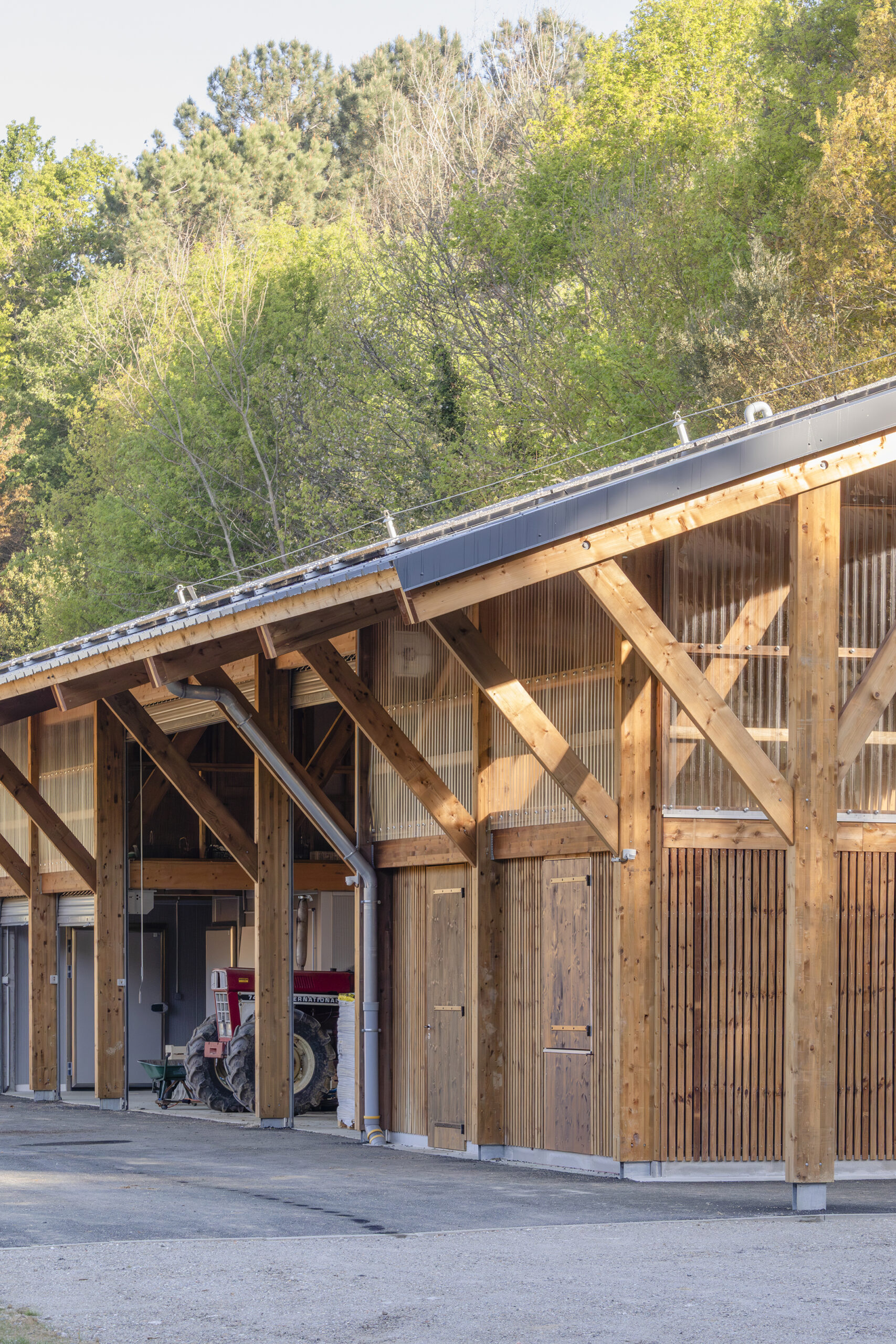 Rythmes de la façade Sud / Photographe Emmy Martens - Architecte 44AVRIL - Hangar agricole Agrizarbel, Bidart, 2025.
