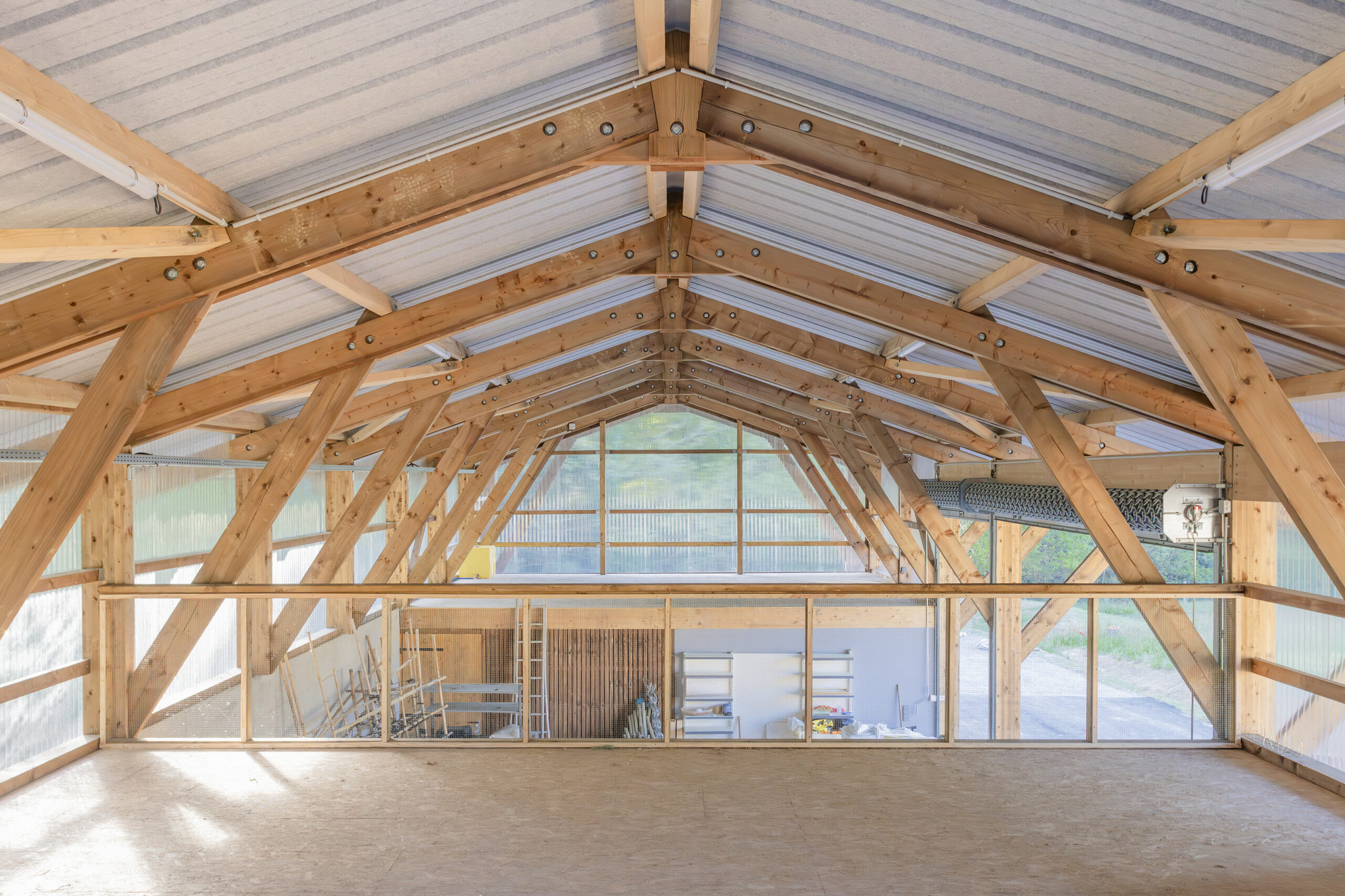 Vue intérieure / Photographe Emmy Martens - Architecte 44AVRIL - Hangar agricole Agrizarbel, Bidart, 2025.