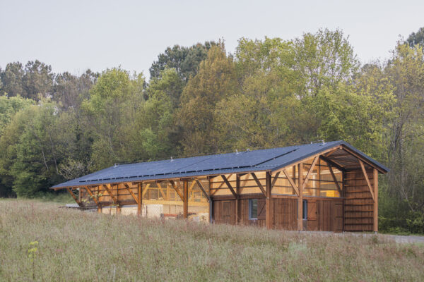 Vue du hangar agricole / Photographe : Emmy Martens - Architecte 44AVRIL - Hangar agricole Agrizarbel, Bidart, 2025.