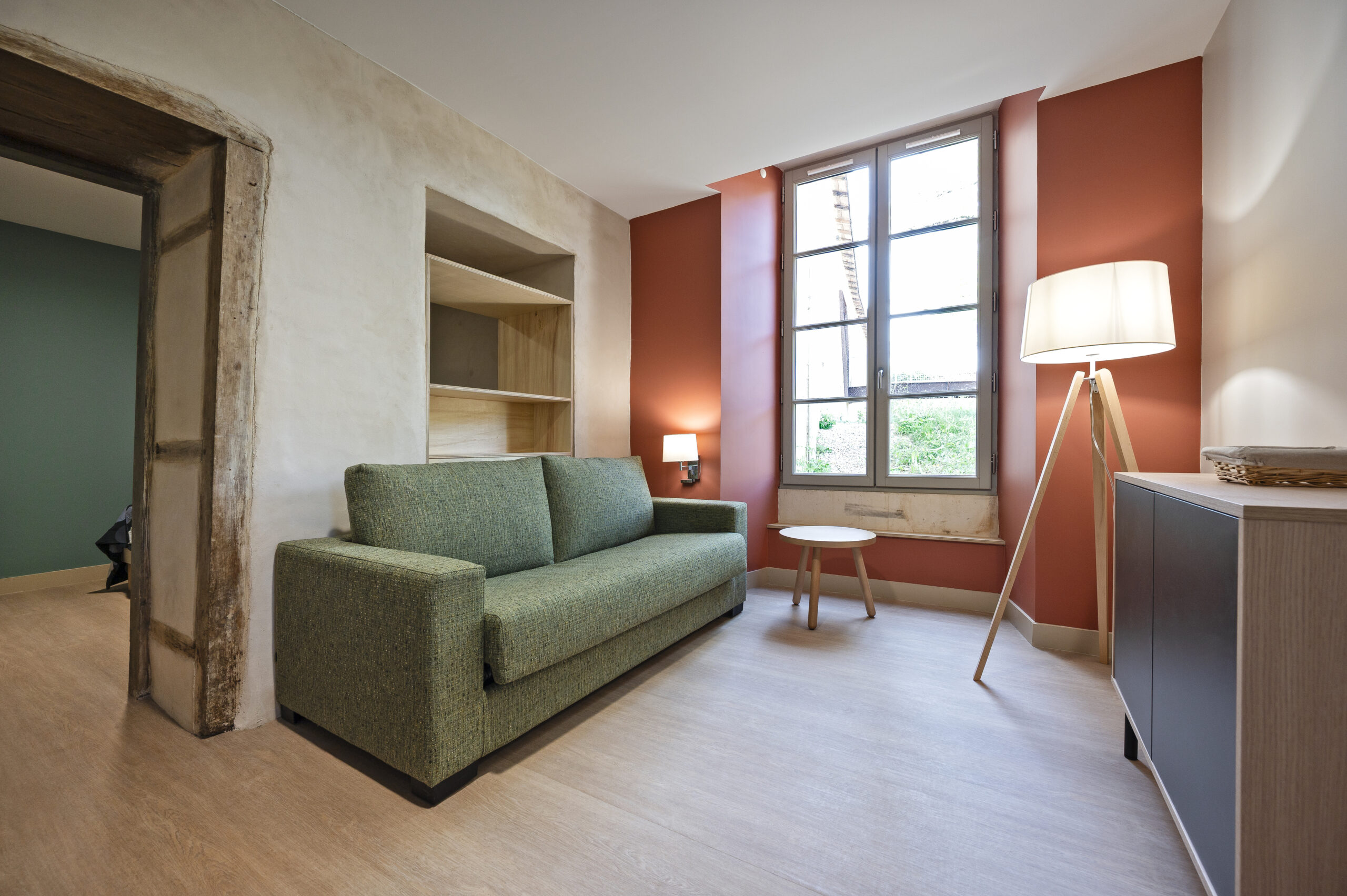 Des studios confortables et équipés avec délicatesse / Julia Hasse – Atelier du Trait - Création de studios meublés et espaces de co-working / réunion, Saint-Pierre d’Exideuil, 2024