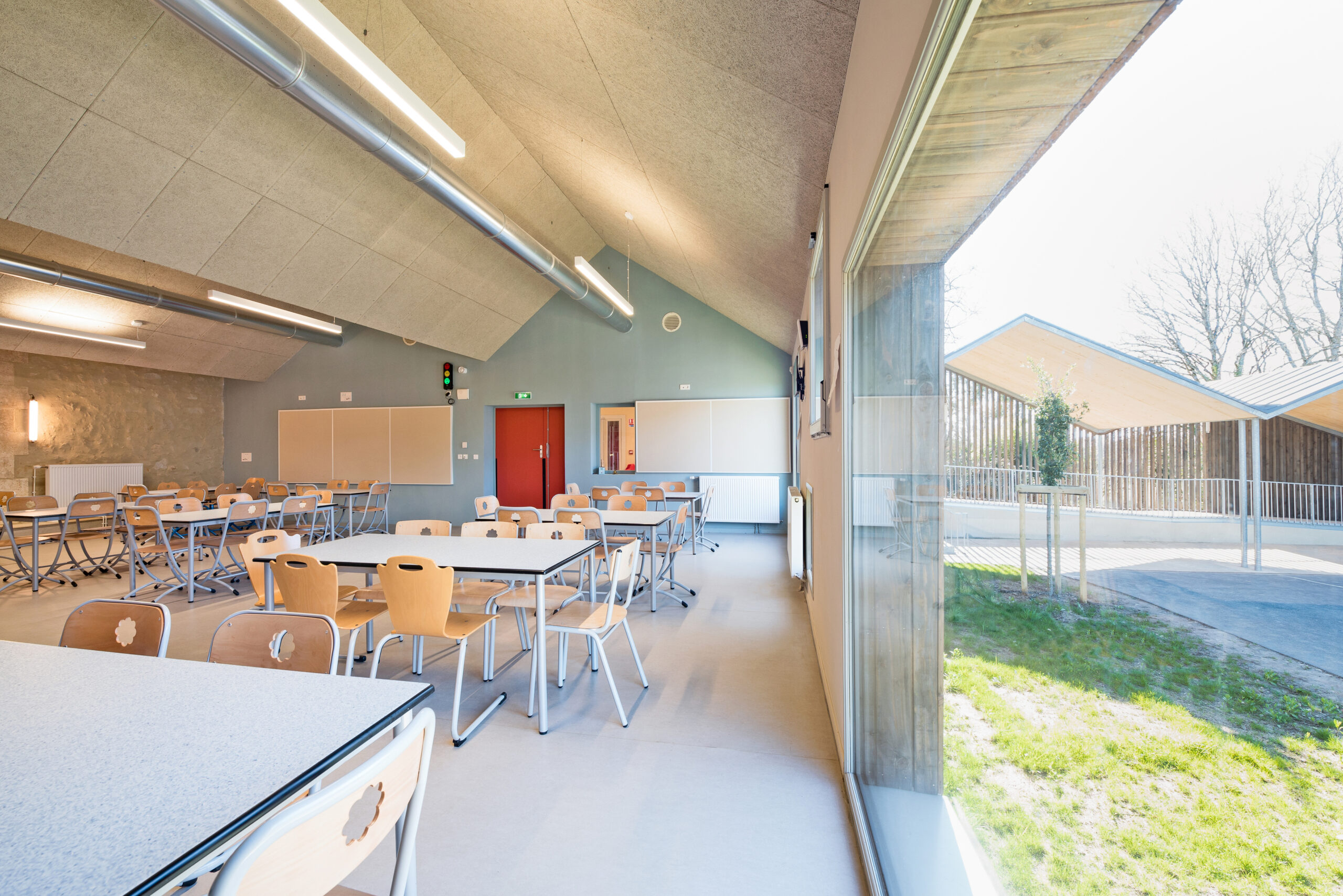 Un réfectoire partagé pour les nouveaux élèves et le centre de loisirs en été / Julia Hasse – Atelier du Trait – Groupe Scolaire de Brossac, Brossac, 2022