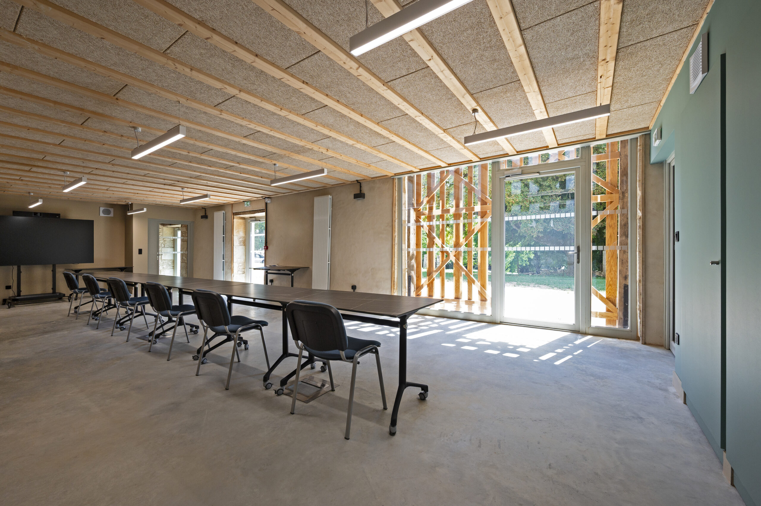 Des lieux de travail lumineux dans une grange aux qualités préservées / Julia Hasse – Atelier du Trait - Création de studios meublés et espaces de co-working / réunion, Saint-Pierre d’Exideuil, 2024