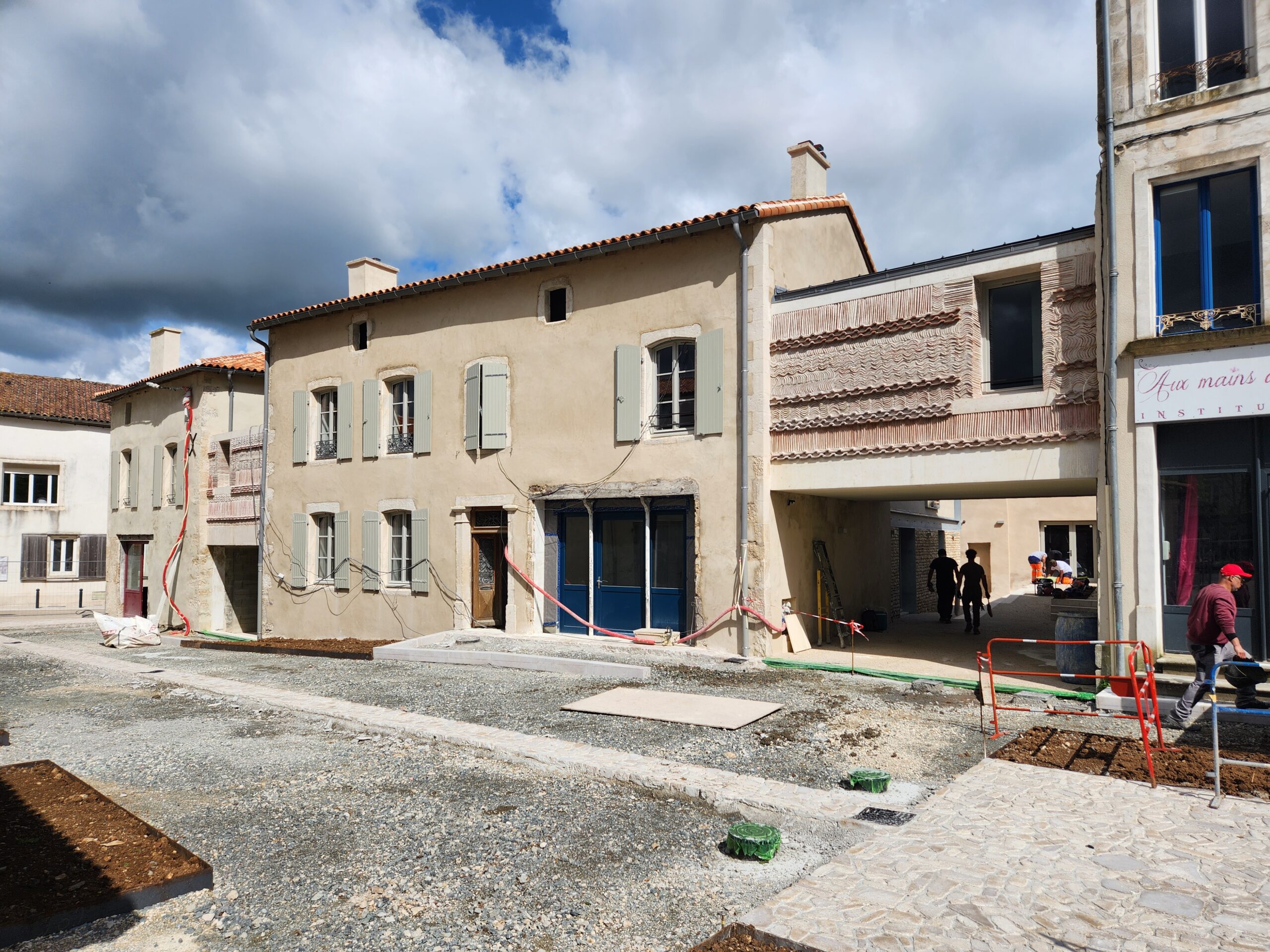 Des commerces viables sur la place du marché, réemploi des tuiles du site / Atelier du Trait – Atelier du Trait – Ilôt Cail, Chef-Boutonne, 2025