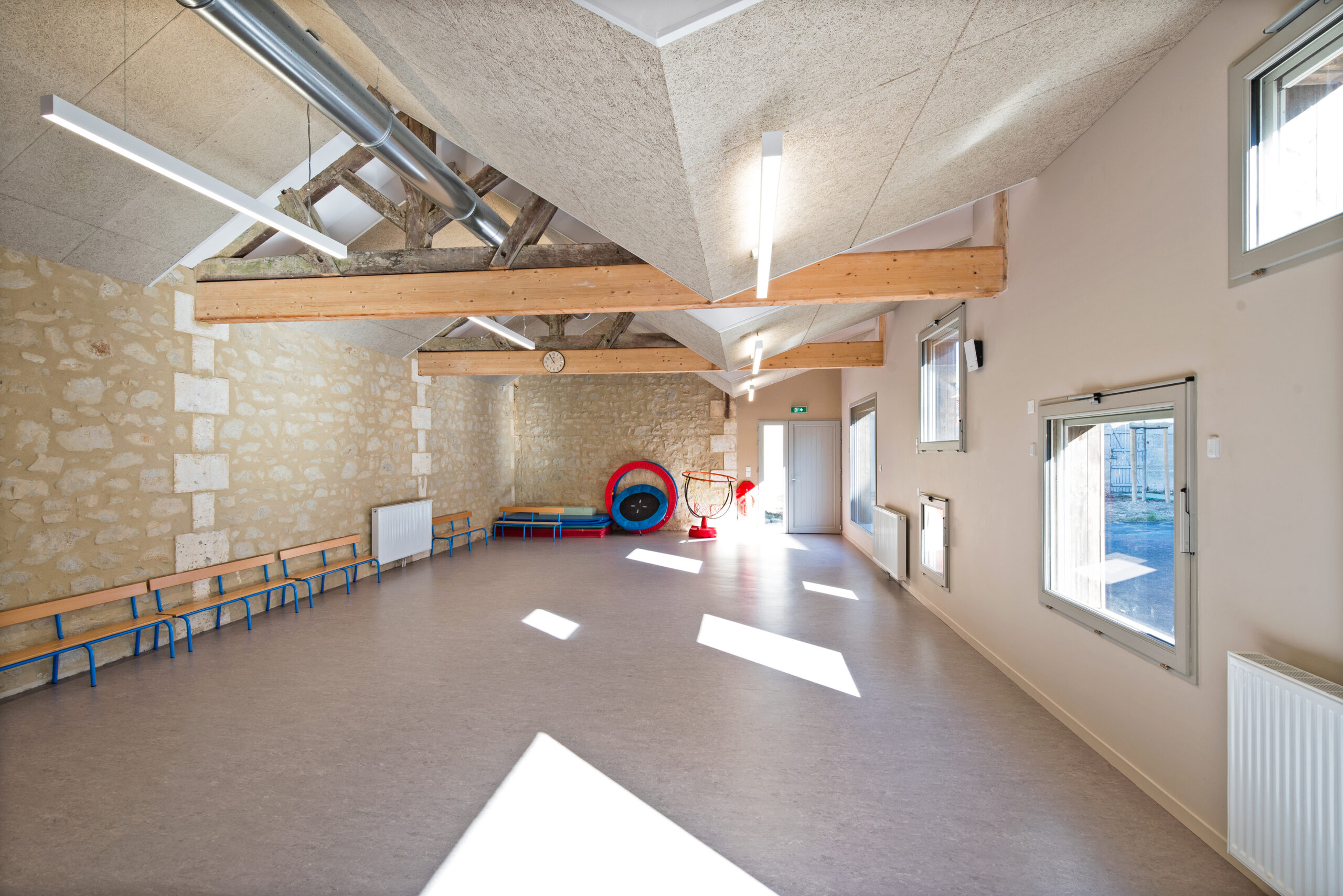 La salle de motricité s’est élargie pour plus de confort / Julia Hasse – Atelier du Trait – Groupe Scolaire de Brossac, Brossac, 2022