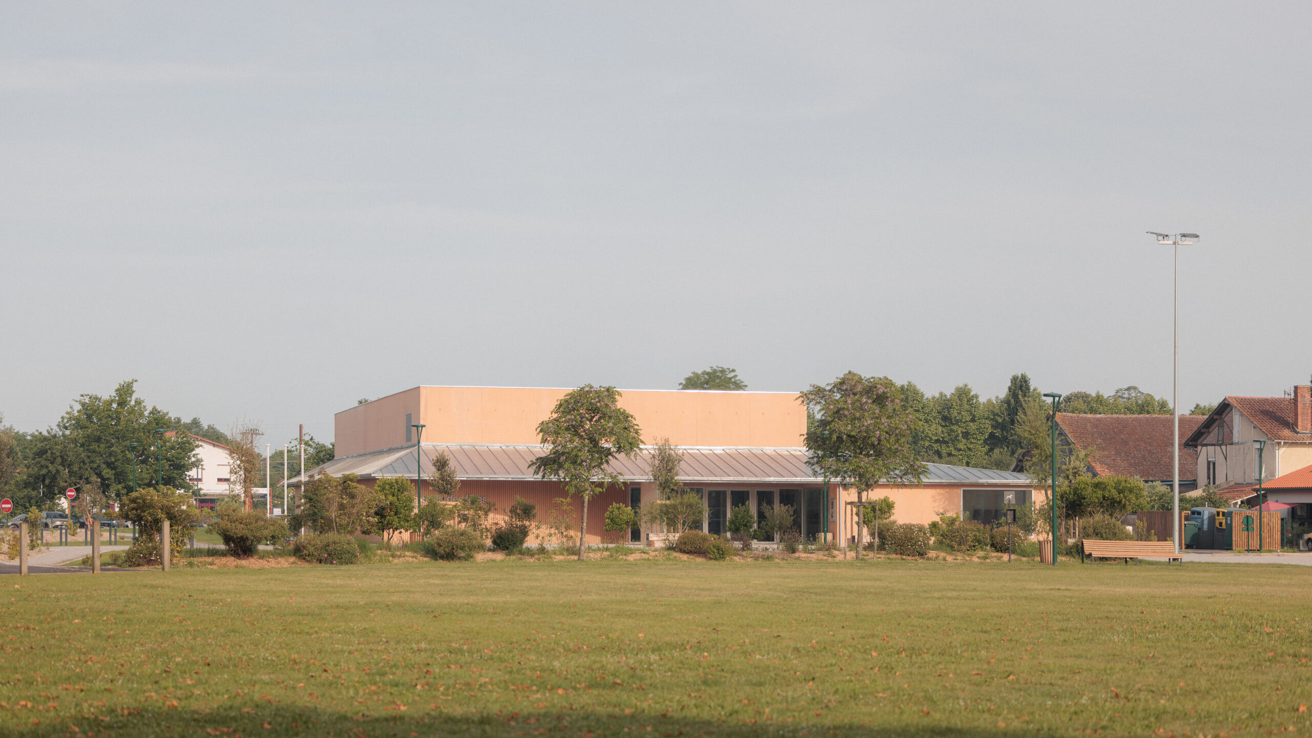 Vue générale / Salem Mostefaoui - V2S Architectes - Nouvelle salle des fêtes, Labouheyre, 2025