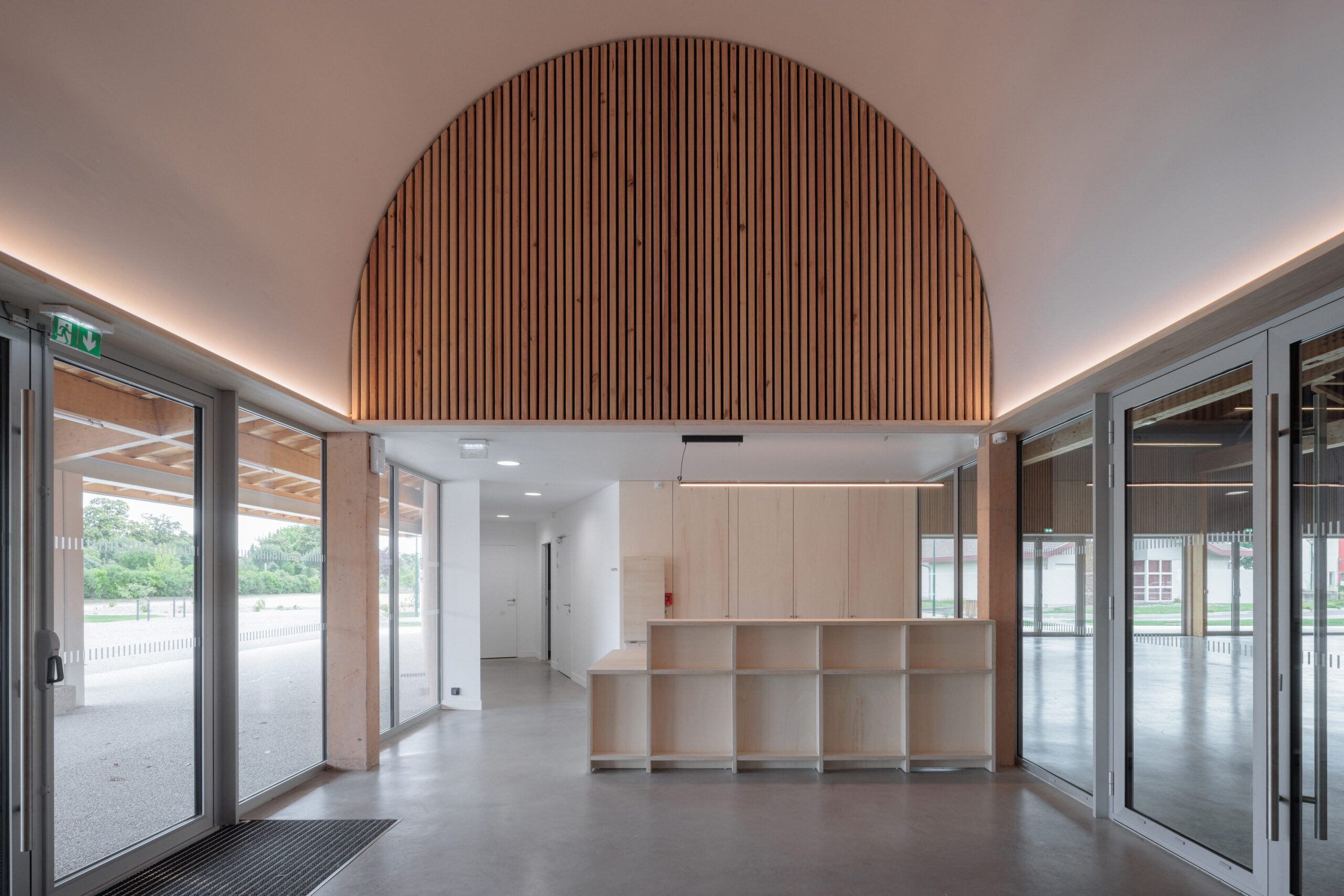 Hall d'entrée / Salem Mostefaoui - V2S Architectes - Nouvelle salle des fêtes, Labouheyre, 2025