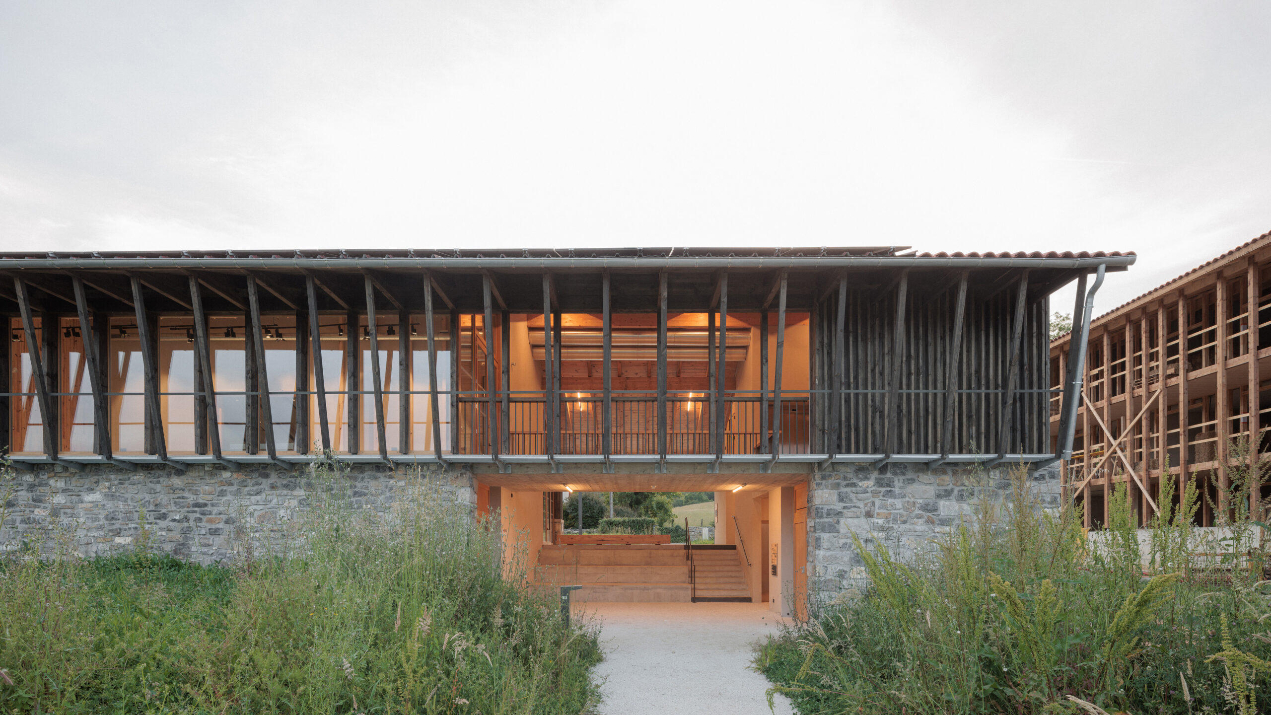 Vue du porche / Salem Mostefaoui - V2S Architectes - La Maison du Paysage, Ostabal-Asme, 2025