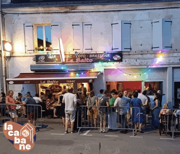 Terrasse du Balto lors d’une soirée festive; / La Cabane