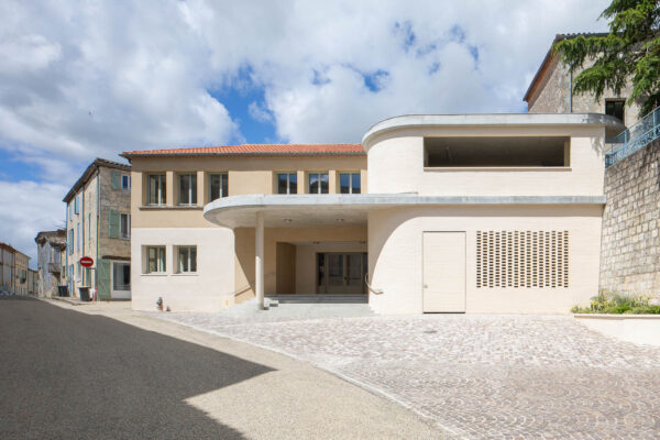 Façade principale requalifiée / David Aubert - Atelier LALA Architecture - Foyer rural, Laplume, 2024.
