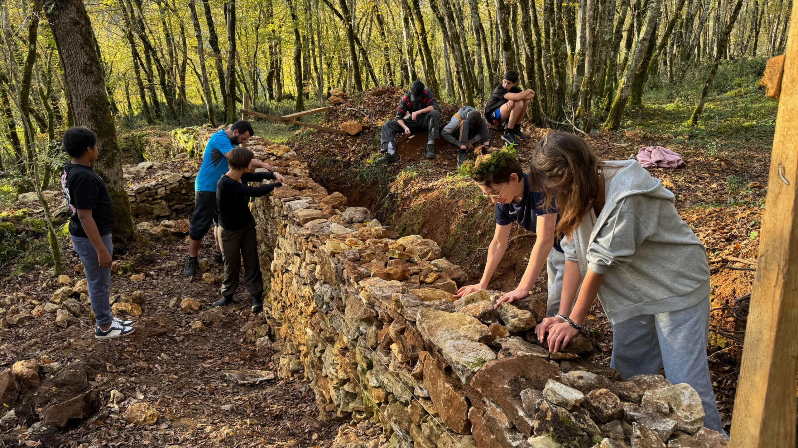restauration d'un mur de soutènement avec les élèves de la Maison Familiale et Rurale de Salignac / nom du photographe: Perigord Pierre Sèche ,Nom du Projet: Périgord Pierre Séche: valorisation, transmission et préservation d'un savoir faire constructif, lieu: Saint André-Allas, Date:13 novembre 2024
