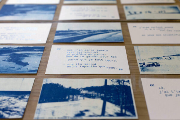 Cartes postales anciennes, photographies contemporaines et paroles des enfants à propos de leurs ressentis vis-à-vis de ces paysages, cyanotypes 10 x 15 cm réalisés par la classe de CM1 du Verdon-sur-Mer / atelier TçPç - Au milieu des eaux, CdC Médoc Atlantique, 2024