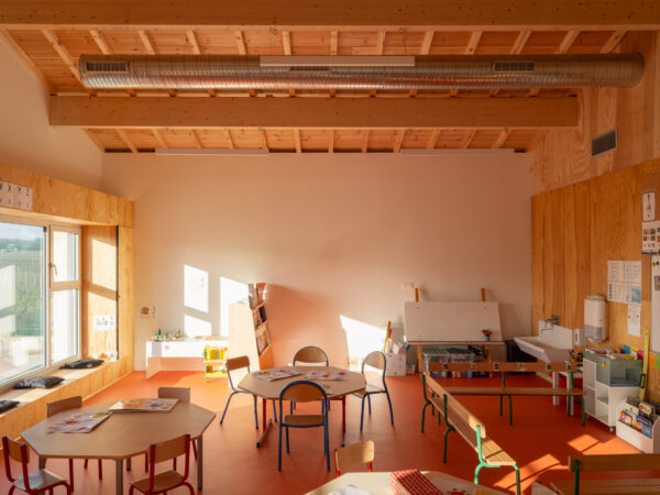 Vue sur la salle de classe / Sandrine Iratçabal - Atelier Sur la Piste - Extension école maternelle, Arcins, 2024