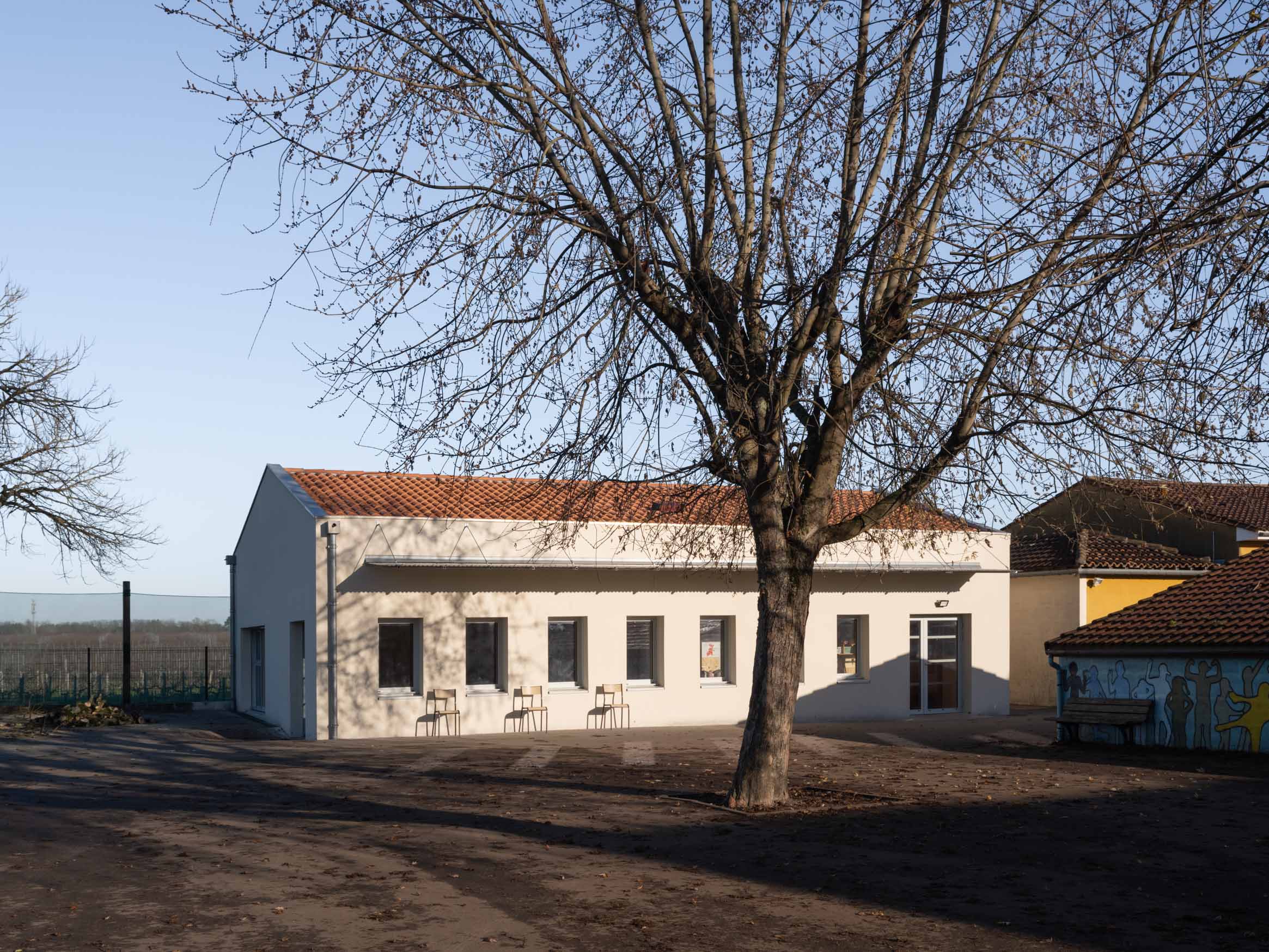 Vue depuis la cour de récréation / Sandrine Iratçabal - Atelier Sur la Piste - Extension école maternelle, Arcins, 2024