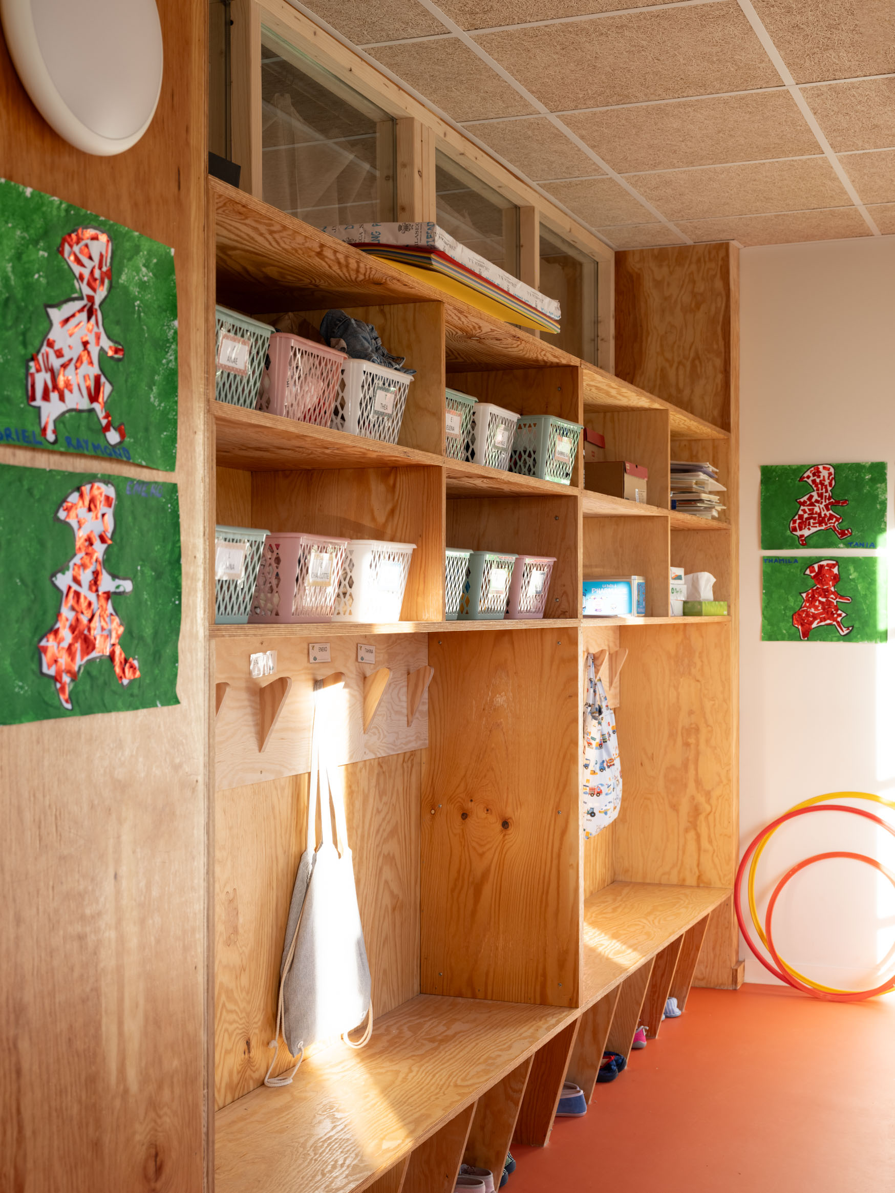 Vue sur couloir accueil et mobilier adapté aux enfants / Sandrine Iratçabal - Atelier Sur la Piste - Extension école maternelle, Arcins, 2024