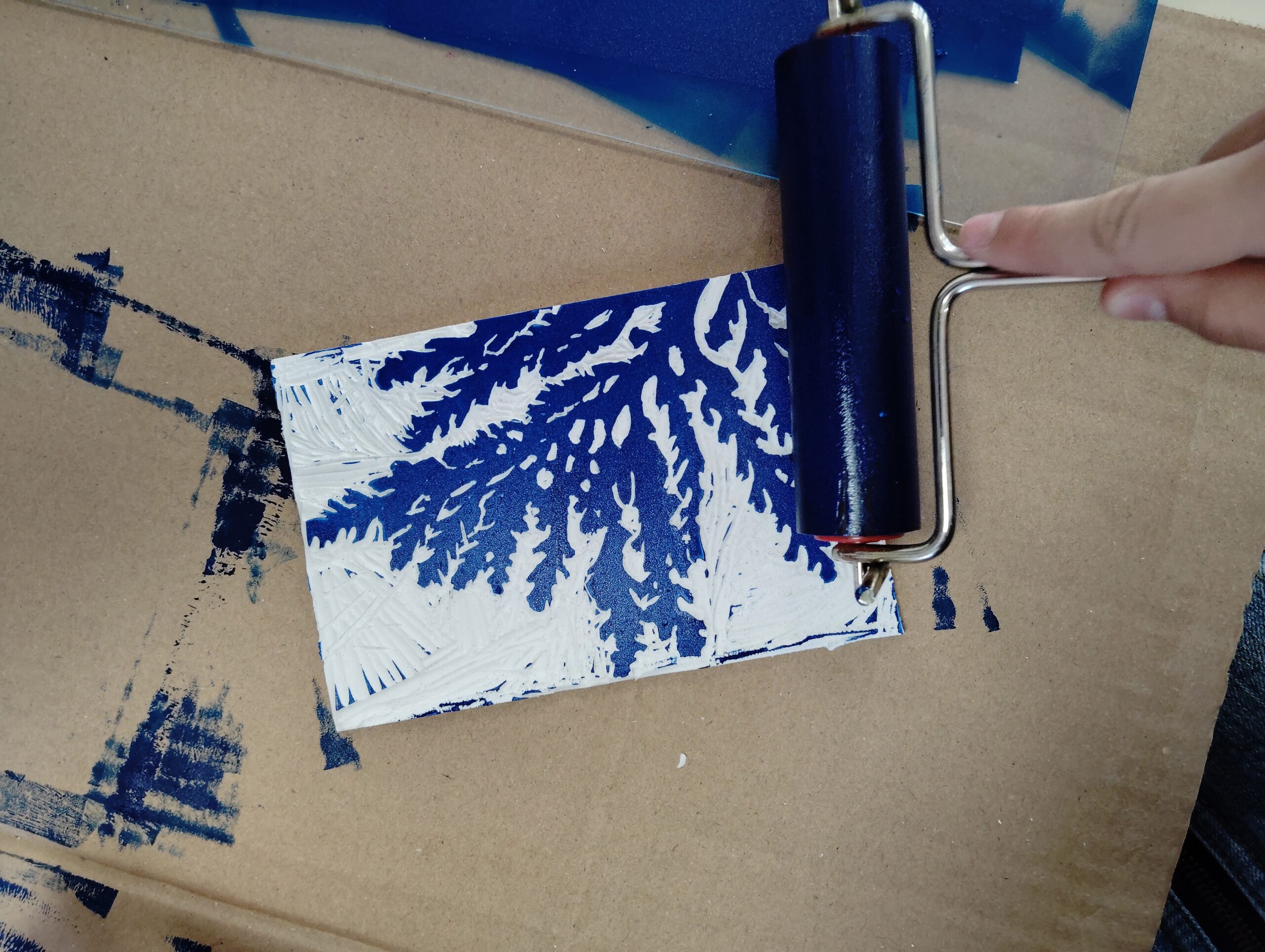 Atelier linogravure en classe pour représenter les différentes espèces de l’estuaire (et faire un cadeau pour la fête de mères). / atelier TçPç - Atlas de l'estuaire, CdC Médoc Atlantique, 2025