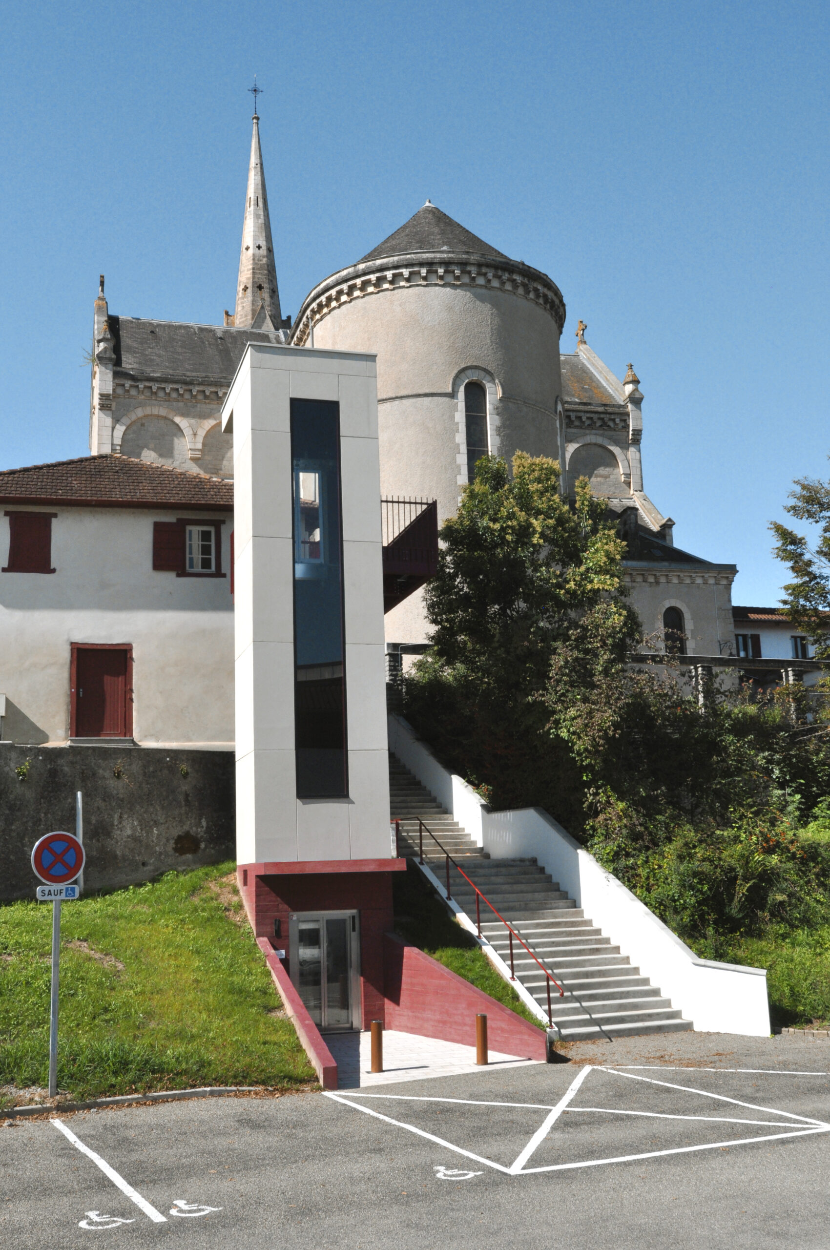 Collage temporel - vue depuis la place Elizalde / Prablanc Torres - Prablanc Torres architecture - Accès cœur de ville – Création d’un ascenseur et d’une passerelle publics, Hasparren 64240, octobre 2025