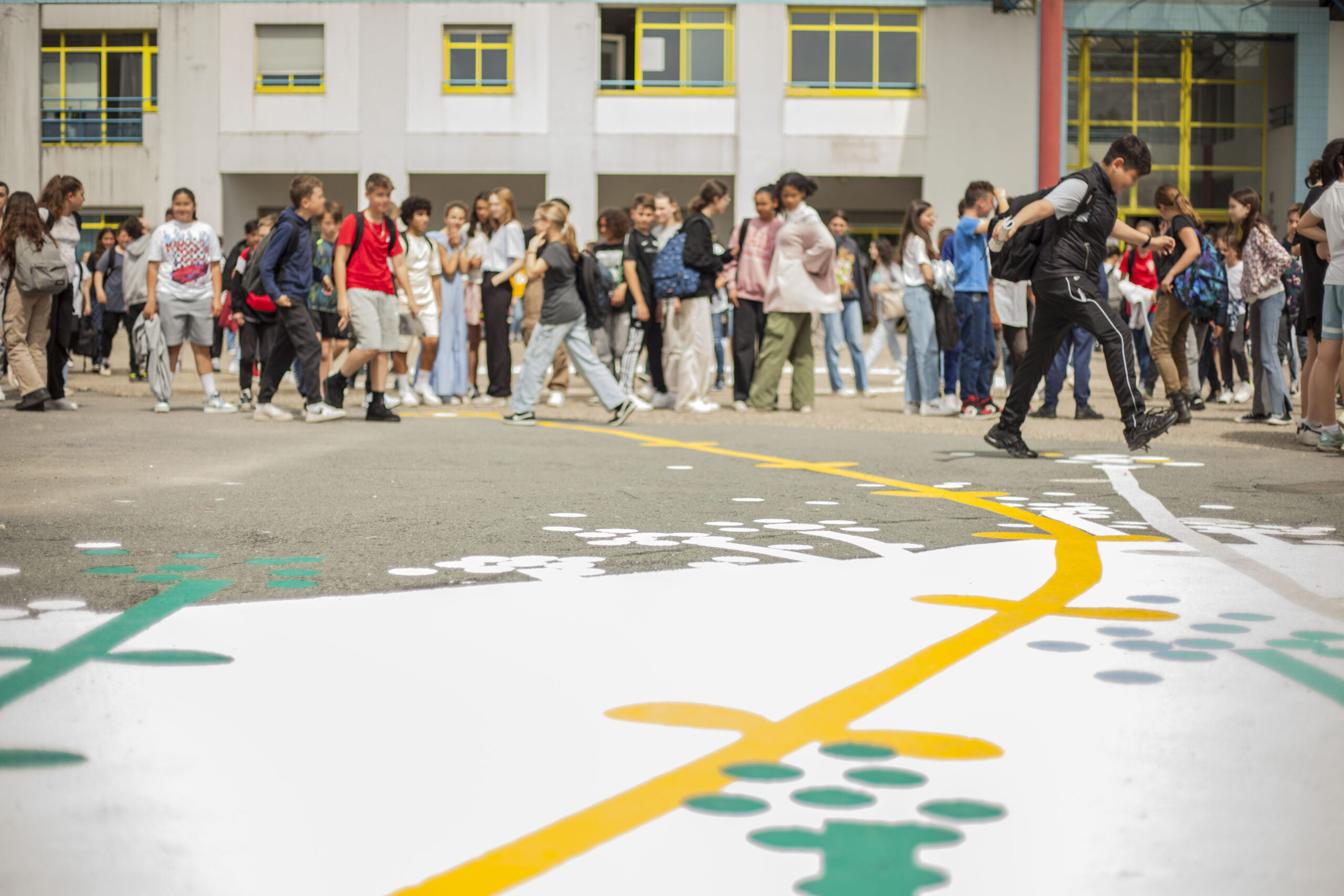 Fresque en cours de réalisation, elle représente le programme et le phasage d’aménagements voulus par les enfants. / atelier TçPç - Métamorphoses Utopiques, collège F. Mitterrand, Créon, 2023