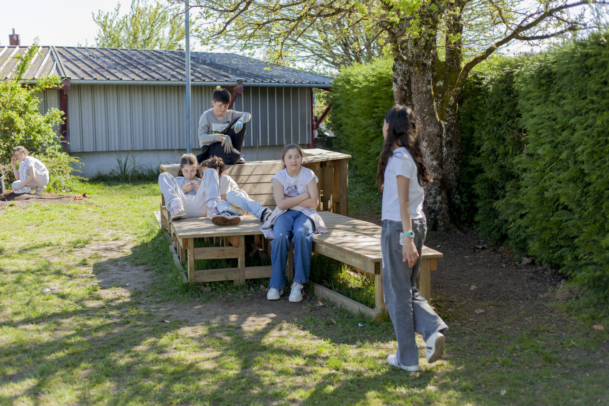 Vie du mobilier dessiné et fabriqué par les SEGPA du collège. / atelier TçPç - Métamorphoses Utopiques, collège F. Mitterrand, Créon, 2025