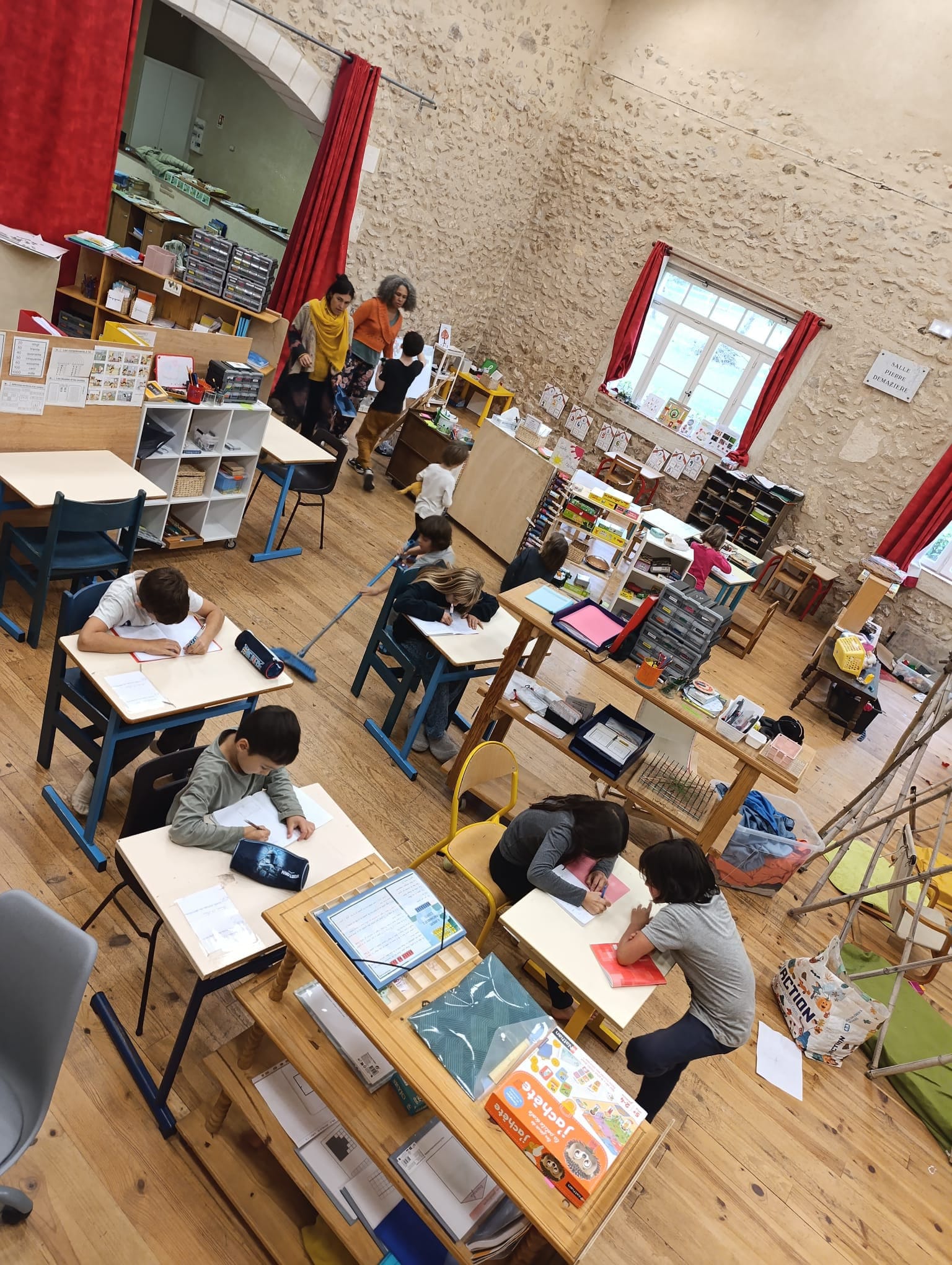 l'école Graines de Vie dans la salle des fêtes communale / Alexandra Lovato - Granes de Vie- Eglise Neuve d'Issac 03/10/2025