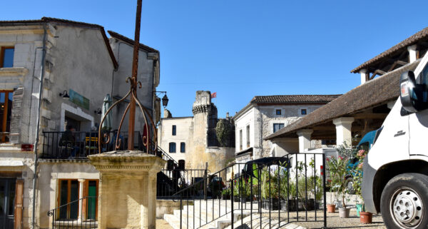 la vie du village jour de marché / Julien Martineau - architecte SAS ADLV - Le bâti, vecteur d'identité – château de Barrière à Villamblard