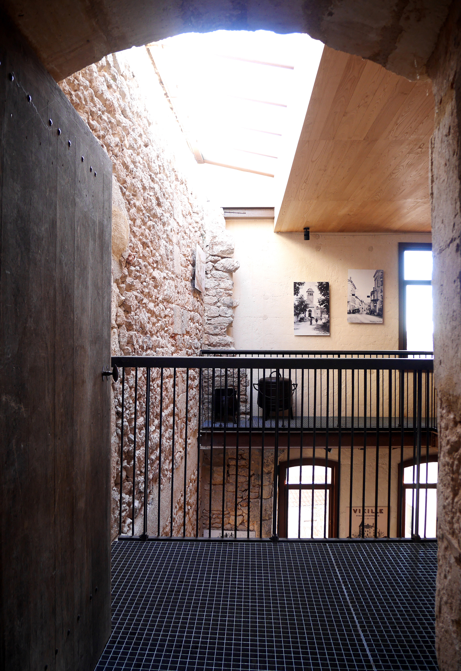 Donner à lire un volume grâce à la lumière et aux circulations / Le bâti, vecteur d'identité – château de Barrière à Villamblard