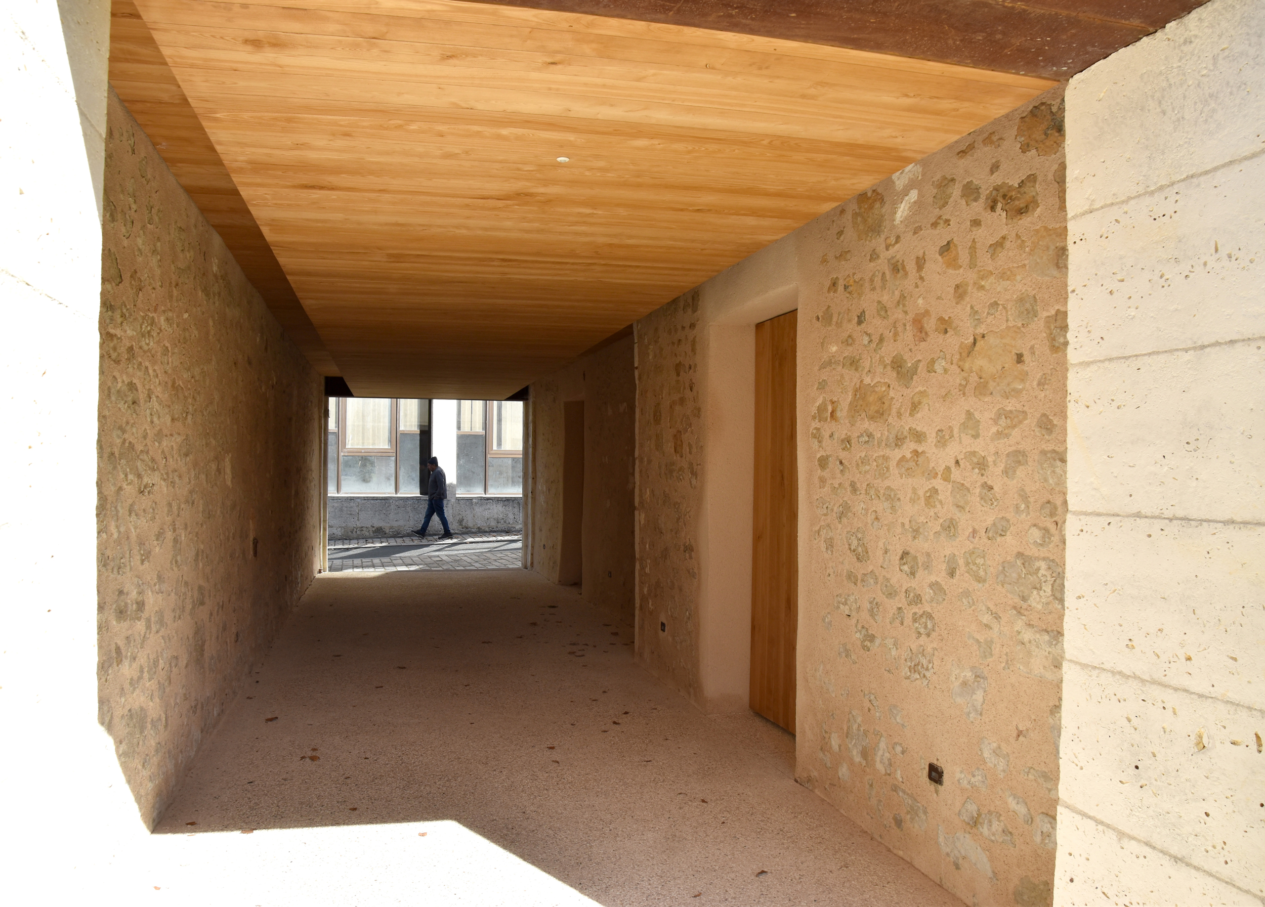 Passage traité PMR débouchant sur la rue commerçante principale / Julien Martineau - architecte SAS ADLV - L’espace urbain, vecteur de liens – centre-bourg de Verteillac