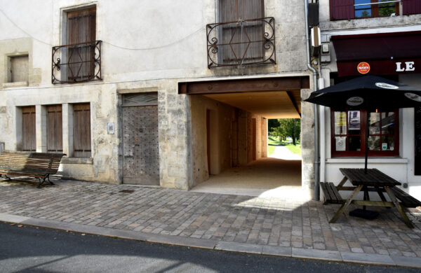 Vue du passage de la maison Magne depuis le coeur de bourg vers le nouveau quartier / Julien Martineau - architecte SAS ADLV - L’espace urbain, vecteur de liens – centre-bourg de Verteillac