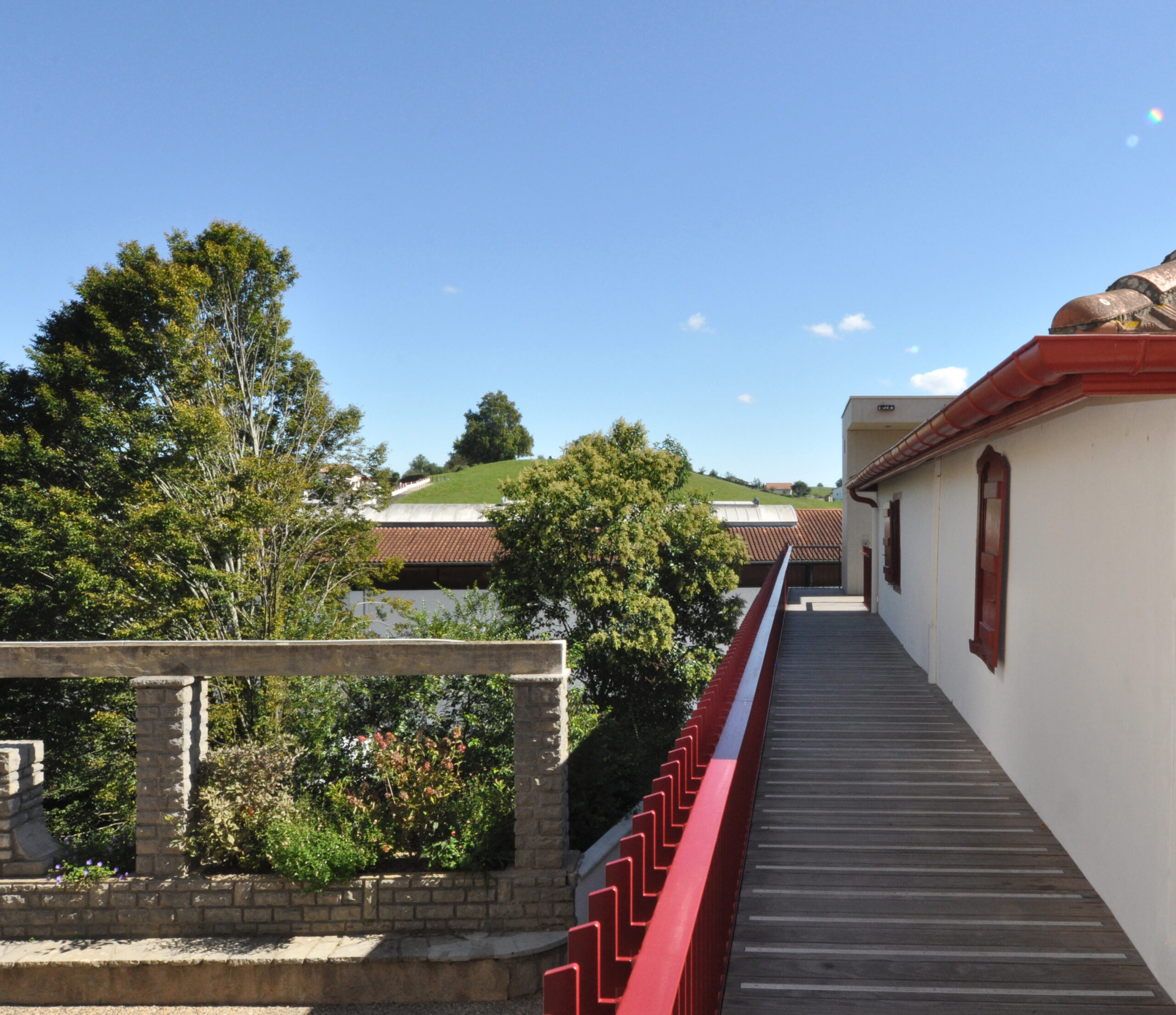 Prendre de la hauteur - vue depuis la passerelle belvédère en direction de l'ascenseur / Vincent Lacoste - Prablanc Torres architecture - Accès cœur de ville – Création d’un ascenseur et d’une passerelle publics, Hasparren 64240, octobre 2025