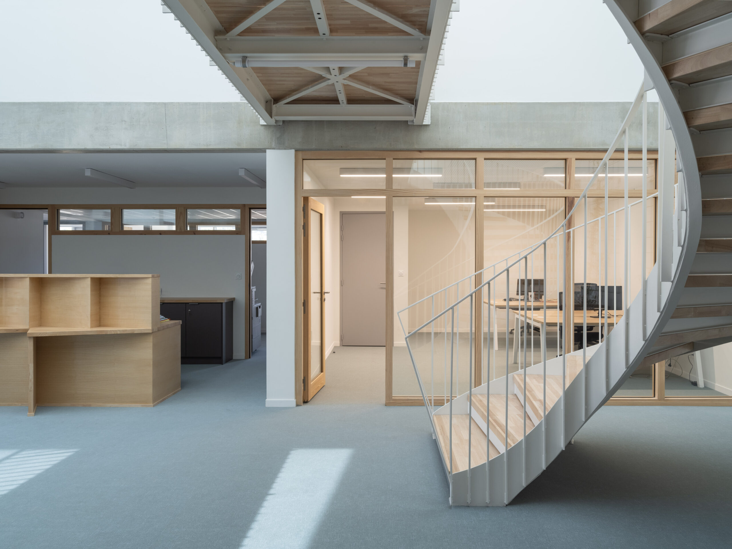 Les bureaux articulés autour de l'atrium / IRATCABAL-Battitt bordenave-BIGA-Mauleon-Licharre-2507