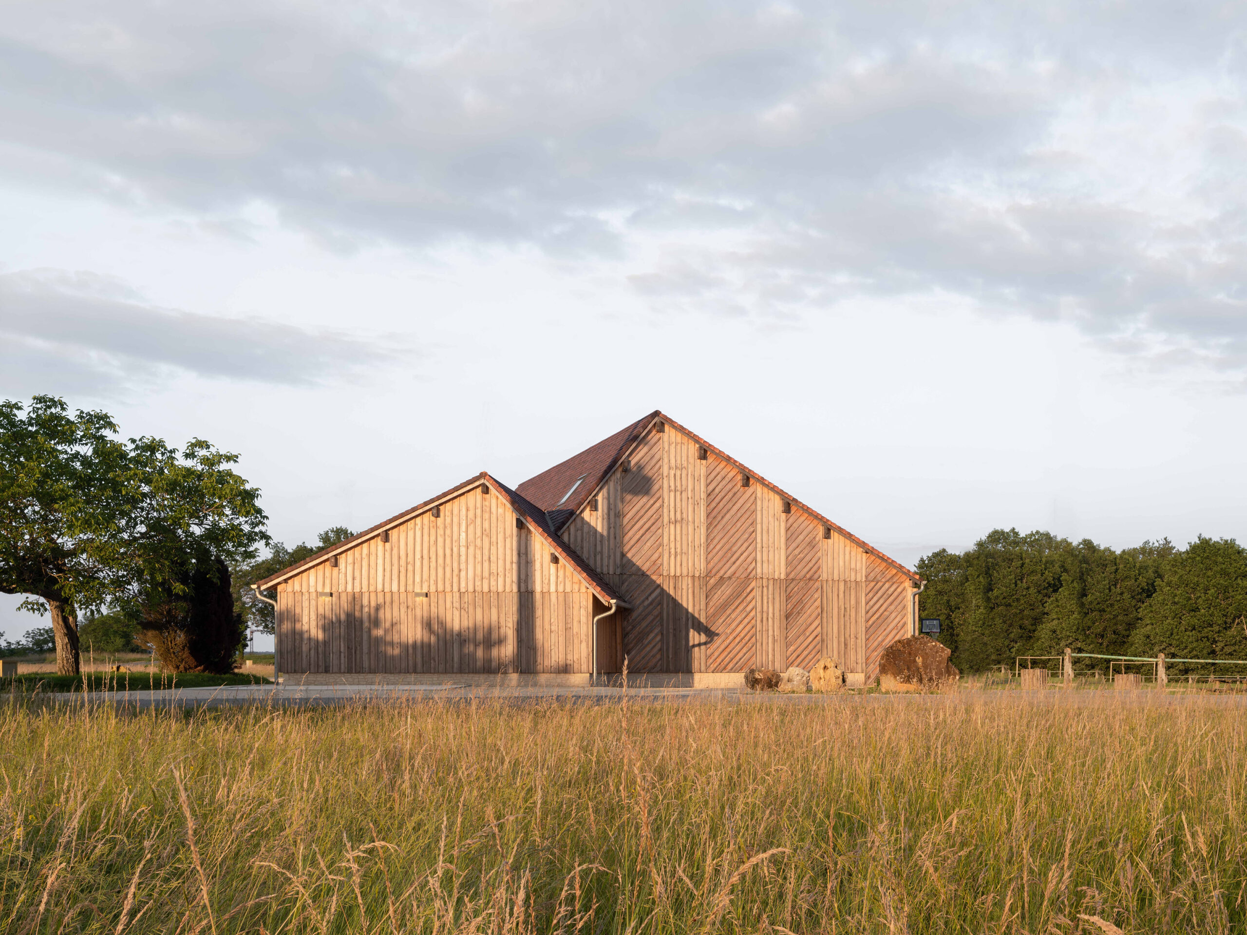 Pignon sous le soleil couchant / Sandrine Iratçabal - Besson Bolze - Salle de convivialité de Mauzens-et-Miremont, 2024